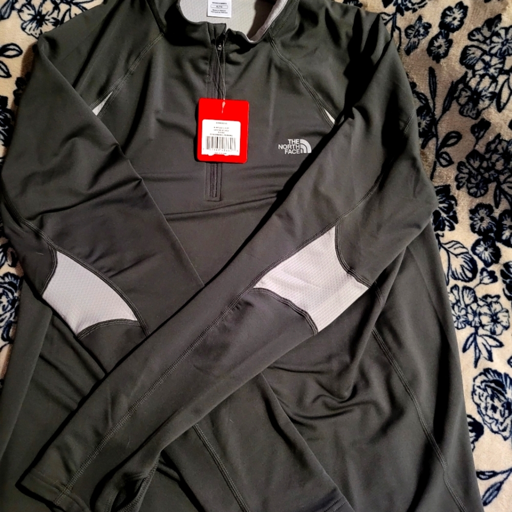 NWT mens Northface xl activeware top